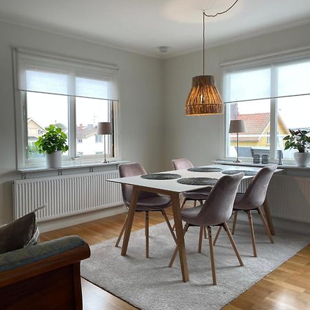 Annies Hus - Very Nice 2 Bedroom Apt Top Floor Stromstad Bagian luar foto