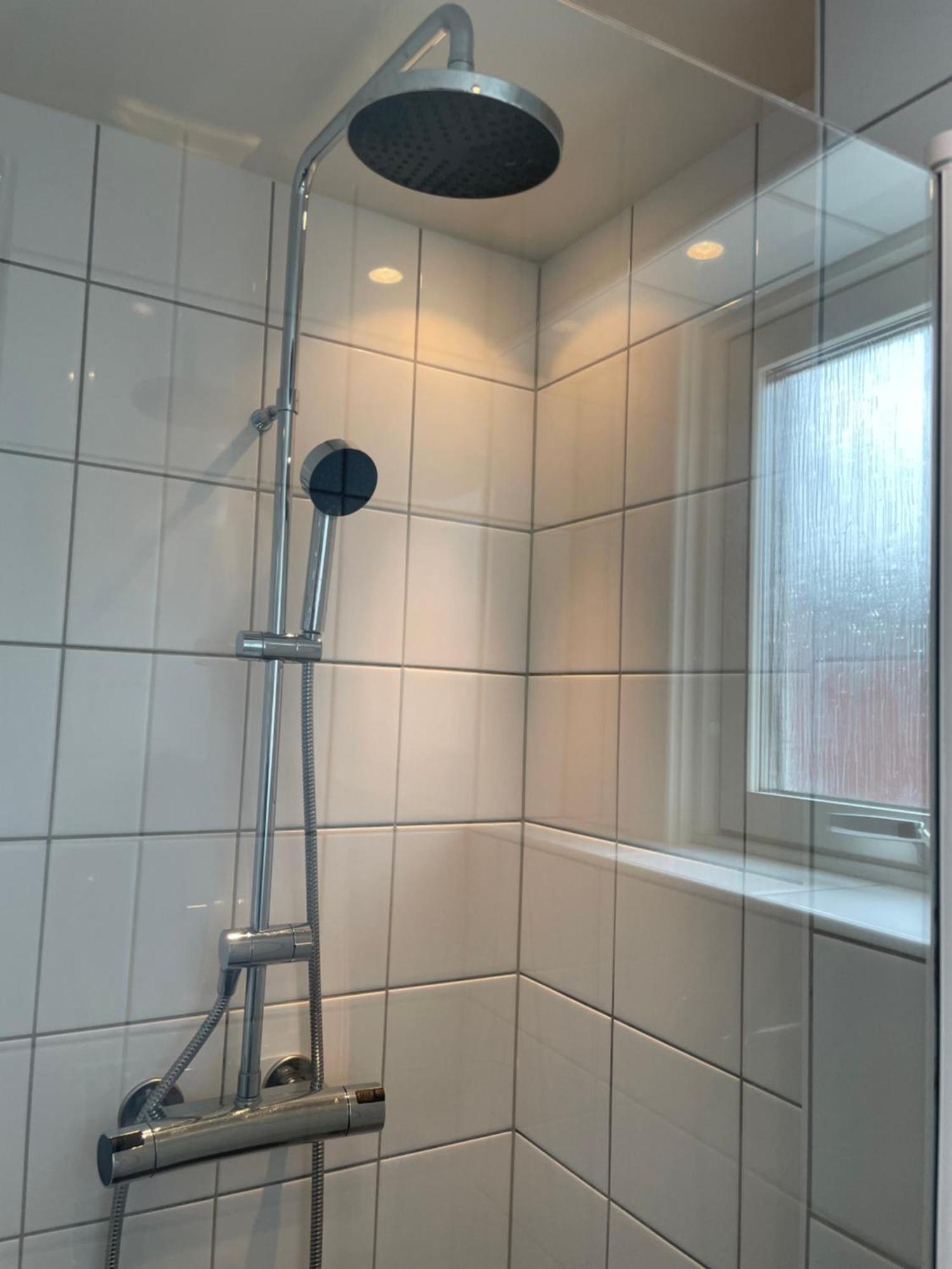 Annies Hus - Very Nice 2 Bedroom Apt Top Floor Stromstad Bagian luar foto